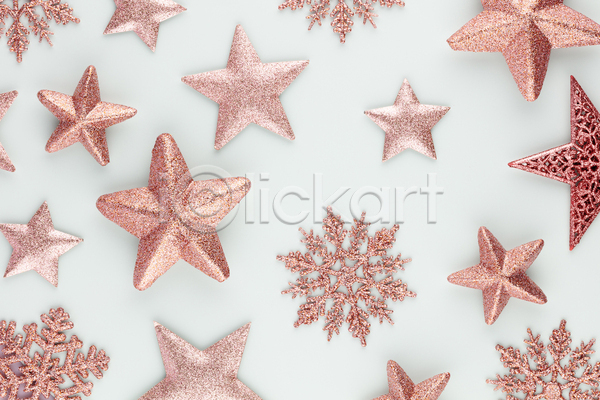 사람없음 JPG 포토 하이앵글 해외이미지 겨울 눈꽃 눈꽃무늬 눈송이 별 별모형 분홍색 실내 오브젝트 크리스마스장식 패턴 패턴백그라운드 흰배경