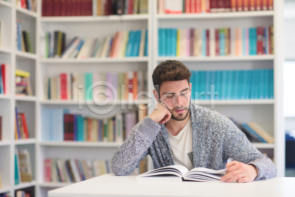 집중 남자 성인 성인남자한명만 한명 JPG 아웃포커스 앞모습 포토 해외이미지 도서관 독서 상반신 실내 책 턱괴기