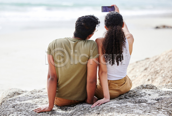 여유 즐거움 함께함 휴식 남자 두명 성인 성인만 여자 JPG 뒷모습 포토 해외이미지 들기 바다 상반신 셀프카메라 스마트폰 앉기 야외 여름(계절) 주간 커플