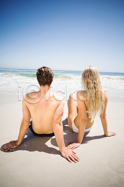 사랑 자유 함께함 휴식 20대 남자 두명 백인 여자 JPG 포토 해외이미지 맑음 모래 바다 비키니 서핑 앉기 야외 여름(계절) 여행 여행객 커플 파도 해외202004 휴가