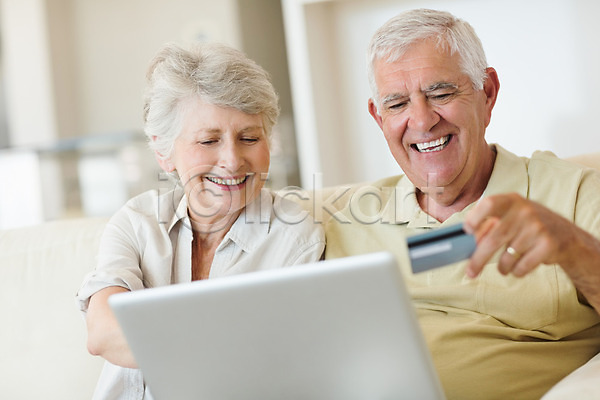 함께함 행복 60대 남자 노년 두명 백인 성인 여자 JPG 포토 해외이미지 결제 노트북 미소(표정) 소파 쇼핑 신용카드 실내 앉기 온라인 은퇴 인터넷 전자 체크카드 커플 컴퓨터 해외202004