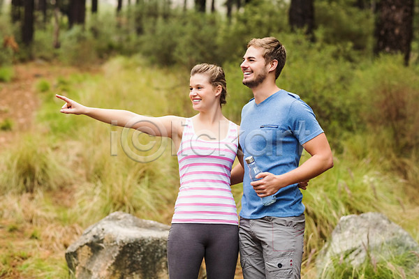 함께함 행복 20대 남자 두명 백인 여자 JPG 포토 해외이미지 가리킴 건강 미소(표정) 보여주기 손 손가락 숲 야외 자연 커플 풍경(경치) 하이킹 해외202004