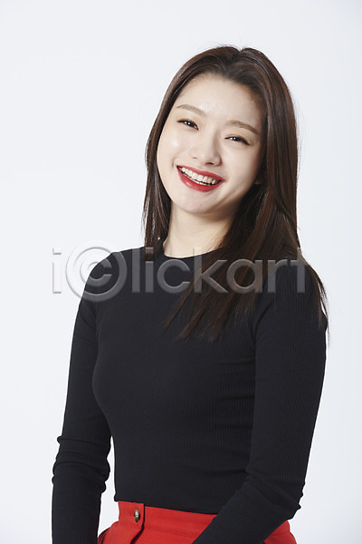 즐거움 행복 20대 성인 성인여자한명만 여자 한국인 한명 JPG 앞모습 포토 감정 미소(표정) 상반신 스튜디오촬영 실내 표현 흰배경