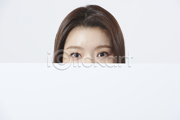 20대 성인 성인여자한명만 여자 한국인 한명 JPG 근접촬영 앞모습 포토 감정 눈(신체부위) 배너 사각프레임 상반신 스튜디오촬영 실내 표정 표현 흰배경