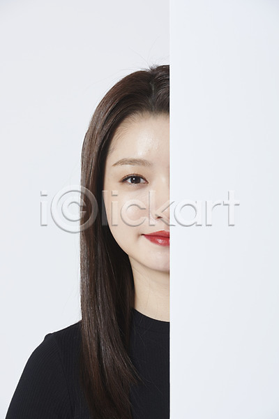 행복 20대 성인 성인여자한명만 여자 한국인 한명 JPG 근접촬영 앞모습 포토 감정 미소(표정) 반쪽 배너 사각프레임 상반신 스튜디오촬영 실내 표정 표현 흰배경