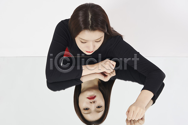 고민 차가움 20대 성인 성인여자한명만 여자 한국인 한명 JPG 앞모습 포토 하이앵글 감정 거울 관찰 무표정 상반신 스튜디오촬영 실내 응시 자아 표정 표현 흰배경