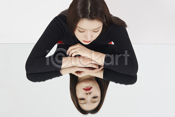고민 차가움 20대 성인 성인여자한명만 여자 한국인 한명 JPG 앞모습 포토 하이앵글 감정 거울 도도함 무표정 상반신 스튜디오촬영 실내 응시 자아 표정 표현 흰배경