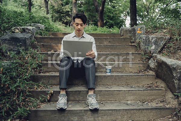 여유 20대 남자 성인 성인남자한명만 한국인 한명 JPG 앞모습 포토 계단 과제 노트북 대학생 들기 비즈니스맨 앉기 야외 업무 전신 주간 취미 커피