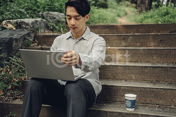 여유 20대 남자 성인 성인남자한명만 한국인 한명 JPG 앞모습 포토 계단 과제 노트북 대학생 들기 비즈니스맨 상반신 앉기 야외 업무 주간 취미 커피