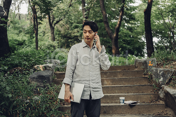 여유 20대 남자 성인 성인남자한명만 한국인 한명 JPG 앞모습 포토 계단 노트북 대학생 들기 비즈니스맨 상반신 서기 스마트폰 야외 주간 취미 통화