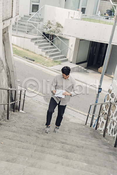 여유 20대 남자 성인 성인남자한명만 한국인 한명 JPG 앞모습 포토 하이앵글 걷기 계단 대학생 들기 문서 비즈니스맨 서류판 야외 전신 주간 취미