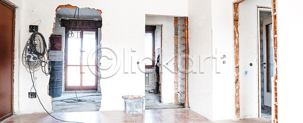 새로움 사람없음 JPG 포토 해외이미지 거친 건물 건축양식 내부 목욕 문 바닥 벽 벽돌 복원 부활 석고 손상 수리 아파트 업무 주택 해외202004 해외포토