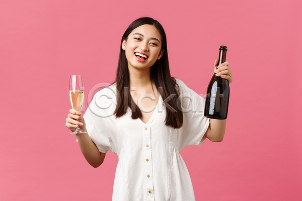 즐거움 축하 행복 동양인 성인 성인여자한명만 여자 한명 JPG 포토 해외이미지 들기 분홍색배경 상반신 샴페인 샴페인병 샴페인잔 이벤트 파티