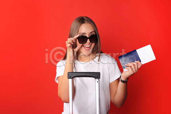 성인 성인여자한명만 여자 한명 JPG 앞모습 포토 해외이미지 들기 빨간배경 상반신 선글라스 실내 여권 여행객 웃음 잡기