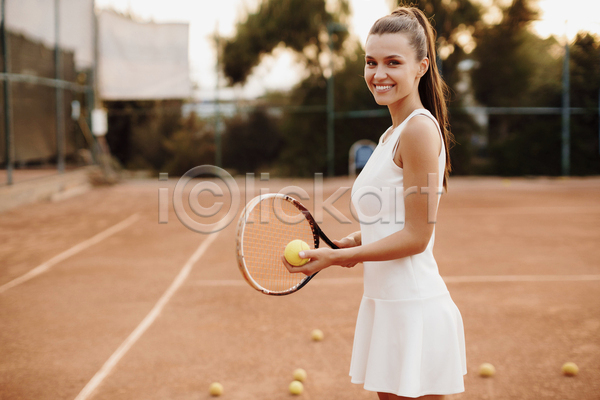 성인 성인여자한명만 여자 한명 JPG 아웃포커스 옆모습 포토 해외이미지 들기 상반신 야외 연습 응시 주간 테니스 테니스공 테니스라켓 테니스선수 테니스장