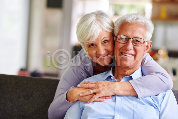 사랑 행복 남자 노년 노인만 두명 여자 JPG 아웃포커스 앞모습 포토 해외이미지 남편 노부부 상반신 실내 아내 안경 앉기 응시 커플 포옹