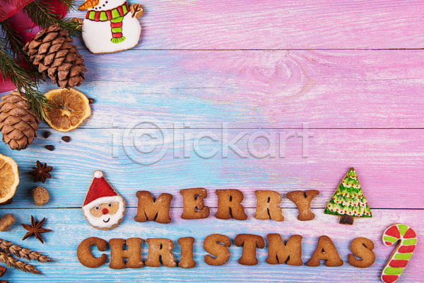 사람없음 JPG 포토 해외이미지 나무배경 메리크리스마스 산타모양 솔방울 실내 진저쿠키 쿠키 크리스마스 크리스마스트리모양쿠키