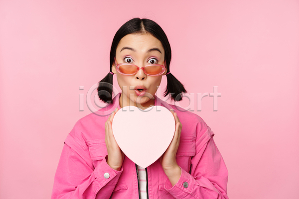 사랑 동양인 성인 성인여자한명만 여자 한명 JPG 포토 해외이미지 놀람 들기 분홍색배경 상반신 선글라스 선물 응시 하트 하트상자