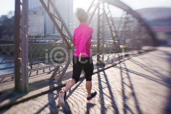 성인 성인여자한명만 여자 한명 JPG 뒷모습 포토 해외이미지 건강 다리(건축물) 달리기 라이프스타일 러닝 아침 야외 운동복 유산소운동 전신 조깅 햇빛