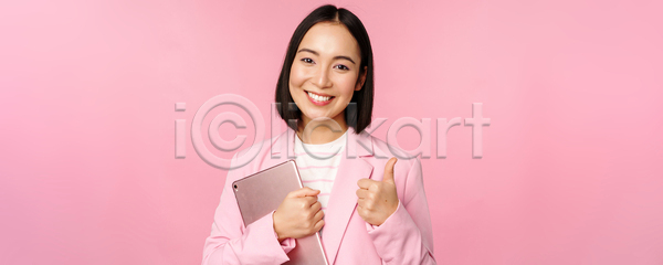 동양인 성인 성인여자한명만 여자 한명 JPG 포토 해외이미지 들기 분홍색배경 비즈니스 비즈니스우먼 상반신 최고 태블릿