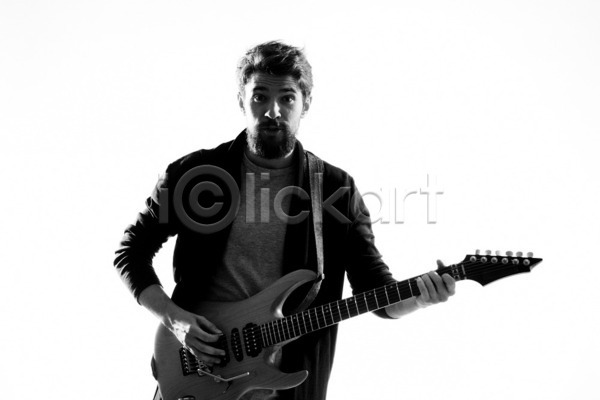 남자 성인 성인남자한명만 한명 JPG 앞모습 포토 해외이미지 흑백 기타 기타리스트 락스타 로큰롤 매기 밴드(음악) 상반신 연주