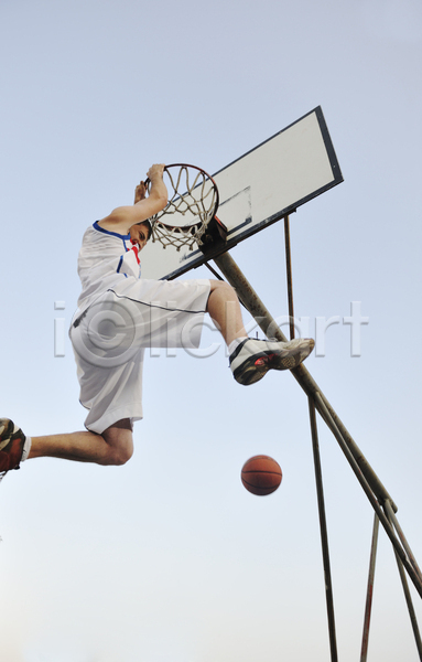 청춘(젊음) 남자 성인 성인남자한명만 한명 JPG 옆모습 포토 하이앵글 해외이미지 농구 농구공 농구대 덩크슛 매달리기 야외 잡기 전신 점프 주간 하늘