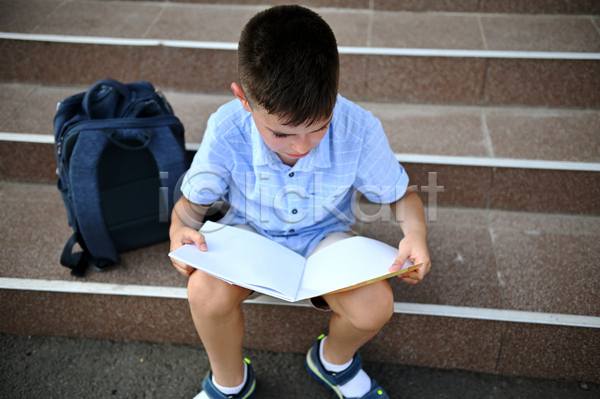 남자 소년 소년한명만 어린이 한명 JPG 앞모습 포토 해외이미지 계단 독서 들기 앉기 야외 전신 주간 책 책가방