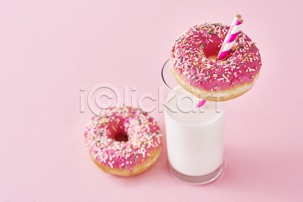 달콤 사람없음 JPG 포토 해외이미지 꽂음 도넛 디저트 분홍색배경 빨대 우유 우유잔