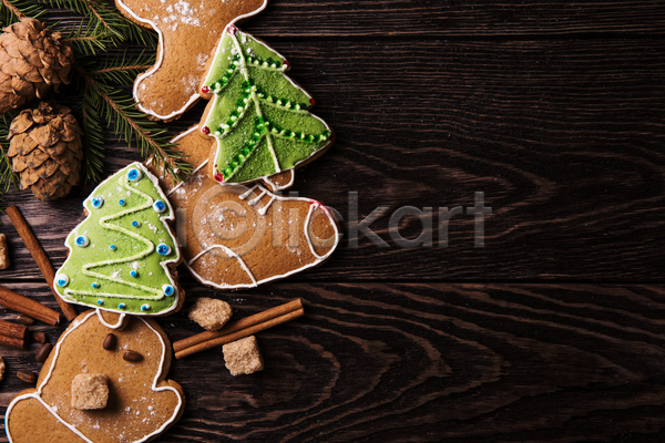 사람없음 JPG 포토 해외이미지 나무배경 실내 진저쿠키 카피스페이스 쿠키 크리스마스 크리스마스트리모양쿠키