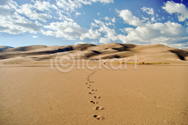 사람없음 JPG 포토 해외이미지 구름(자연) 모래언덕 발자국 사막 야외 주간 콜로라도 풍경(경치) 하늘