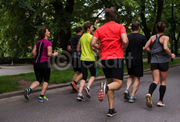 함께함 남자 노년 성인 여러명 여자 JPG 뒷모습 포토 해외이미지 나무 달리기 달리기선수 도로 마라톤 야외 전신 조깅 주간