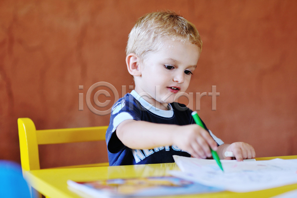 남자 소년 소년한명만 어린이 한명 JPG 앞모습 포토 해외이미지 그리기 그림 내부 들기 미술 상반신 실내 앉기 종이 펜