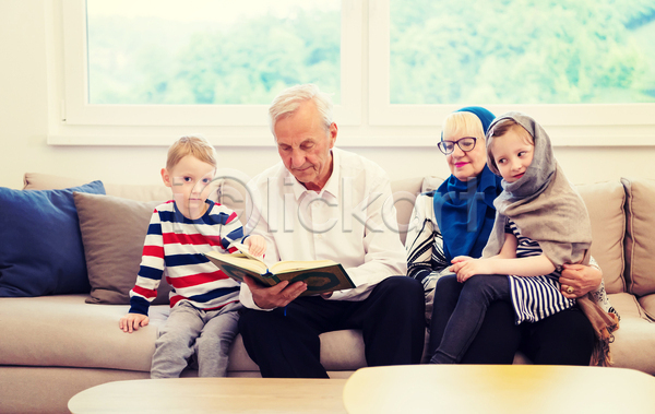남자 노년 소녀(어린이) 소년 어린이 여러명 여자 JPG 앞모습 옆모습 포토 해외이미지 독서 들기 상반신 소파 실내 앉기 전신 책 할아버지