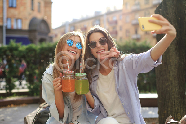 함께함 두명 성인 성인여자만 여자 JPG 앞모습 포토 해외이미지 들기 브이 상반신 선글라스 셀프카메라 스마트폰 야외 여행 여행객 음료 잔 주간