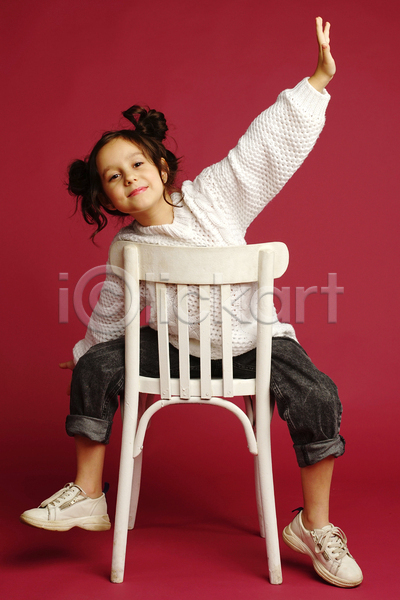 서양인 소녀(어린이) 소녀한명만 어린이 여자 한명 JPG 앞모습 포토 해외이미지 미소(표정) 빨간배경 손들기 실내 앉기 응시 의자 전신
