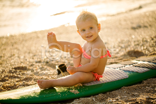 백인 아기 여자 여자아기한명만 한명 JPG 옆모습 포토 해외이미지 서핑 서핑보드 수영복 앉기 응시 전신 파도 해변