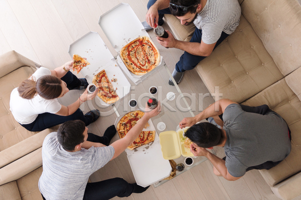 남자 성인 성인만 여러명 여자 JPG 앞모습 포토 하이앵글 해외이미지 들기 먹기 식사 실내 앉기 전신 친구 피자