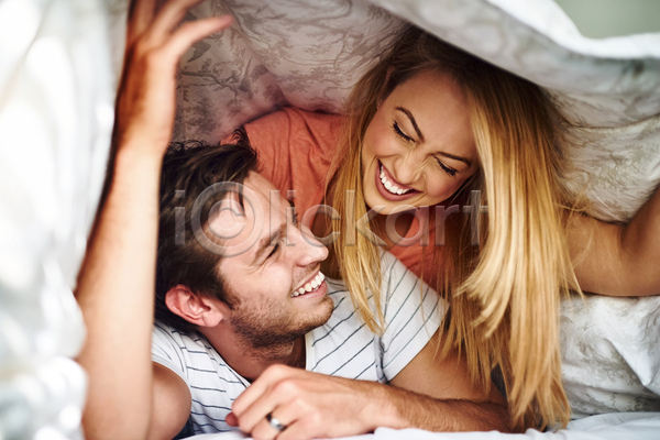 여유 휴식 남자 두명 성인 성인만 여자 JPG 포토 해외이미지 눕기 들기 라이프스타일 마주보기 상반신 웃음 이불 일상 침대 커플