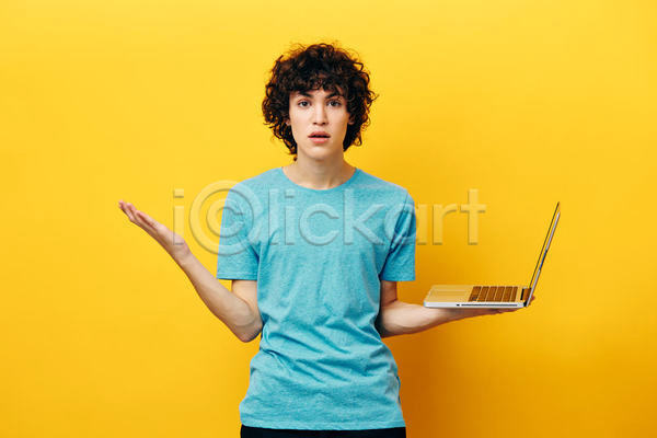 남자 백인 성인 성인남자한명만 한명 JPG 앞모습 포토 해외이미지 노란색 노트북 들기 비즈니스맨 상반신 컴퓨터
