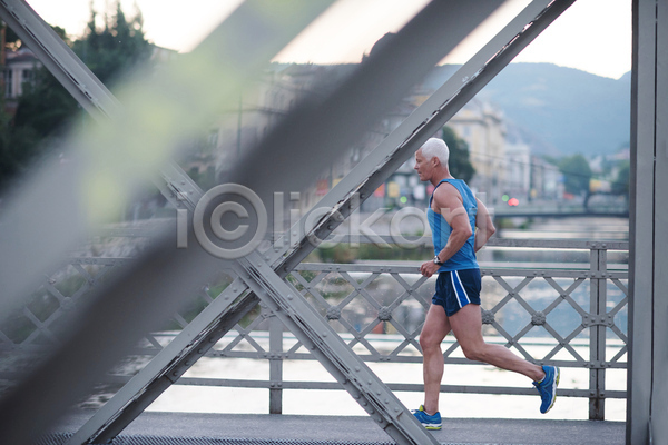 남자 서양인 성인 성인남자한명만 한명 JPG 포토 해외이미지 달리기 달리기선수 라이프스타일 마라톤 맑음 아침 야외 전신 조깅