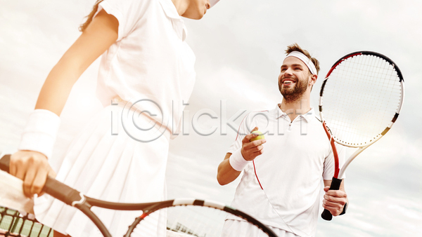 함께함 협력 남자 두명 성인 성인만 여자 JPG 앞모습 옆모습 포토 해외이미지 들기 마주보기 상반신 야외 웃음 주간 테니스 테니스라켓 테니스선수 하늘