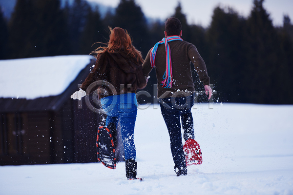 함께함 남자 두명 성인 성인만 여자 JPG 뒷모습 포토 해외이미지 겨울 눈(날씨) 눈덮임 달리기 설원 야외 전신 주간 커플
