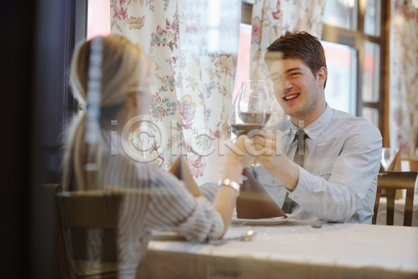 함께함 행복 남자 두명 성인 성인만 여자 JPG 뒷모습 앞모습 포토 해외이미지 건배 데이트 들기 레스토랑 미소(표정) 상반신 식사 실내 앉기 연애 와인 커플 탁자