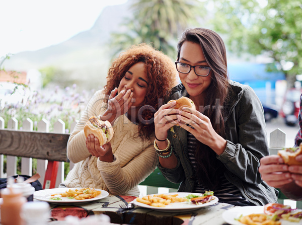 우정 함께함 행복 20대 두명 성인 성인여자만 신체부위 여자 JPG 포토 해외이미지 먹기 상반신 손 식당 식사 잡기 점심식사 친구 패스트푸드 햄버거