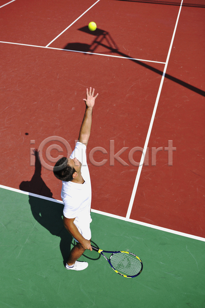남자 성인 성인남자한명만 한명 JPG 옆모습 포토 하이앵글 해외이미지 던지기 들기 서기 서브 손뻗기 야외 올려보기 전신 주간 테니스 테니스라켓 테니스선수 테니스장