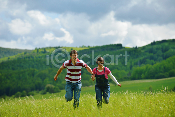 함께함 행복 남자 두명 성인 성인만 여자 JPG 앞모습 포토 해외이미지 달리기 라이프스타일 산 손잡기 야외 웃음 전신 주간 초원(자연) 커플