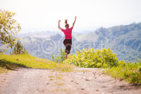 행복 서양인 성인 성인여자한명만 여자 한명 JPG 포토 해외이미지 달리기 달리기선수 라이프스타일 마라톤 만세 맑음 아침 야외 운동복 전신 점프 조깅