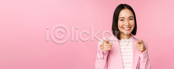 동양인 성인 성인여자한명만 여자 한명 JPG 포토 해외이미지 가리킴 분홍색배경 비즈니스 비즈니스우먼 상반신 서기