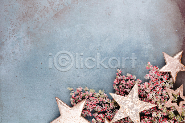 사람없음 JPG 포토 하이앵글 해외이미지 겨울 꽃 별 별모형 실내 오브젝트 카피스페이스 크리스마스장식 회색배경