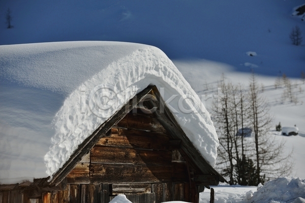 사람없음 JPG 포토 해외이미지 겨울 겨울풍경 나무집 눈(날씨) 눈덮임 야외 오두막 주간